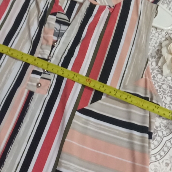 CUTE V-cut patterned blouse - Picture 11 of 14